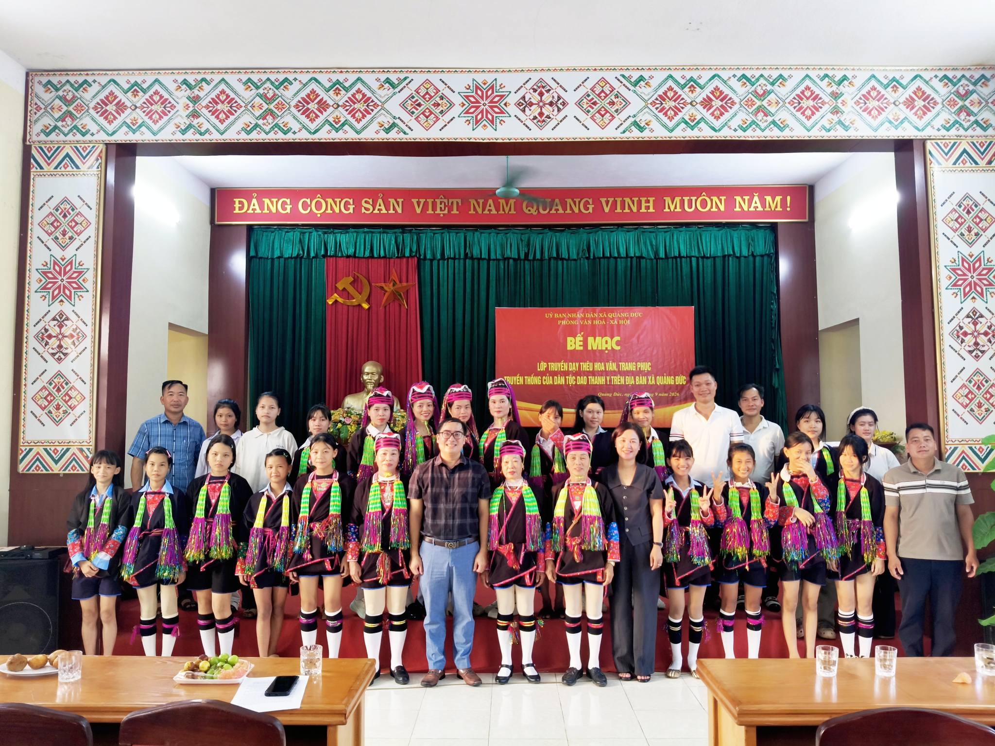 Lớp truyền dạy kỹ thuật thêu hoa văn trang phục Dao Thanh Y