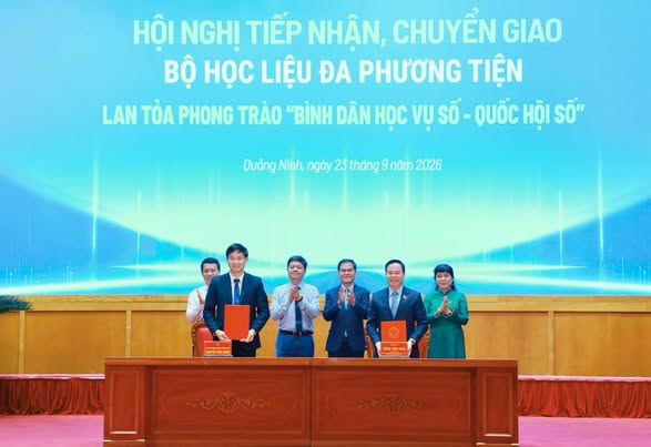 Tiếp nhận Bộ học liệu đa phương tiện